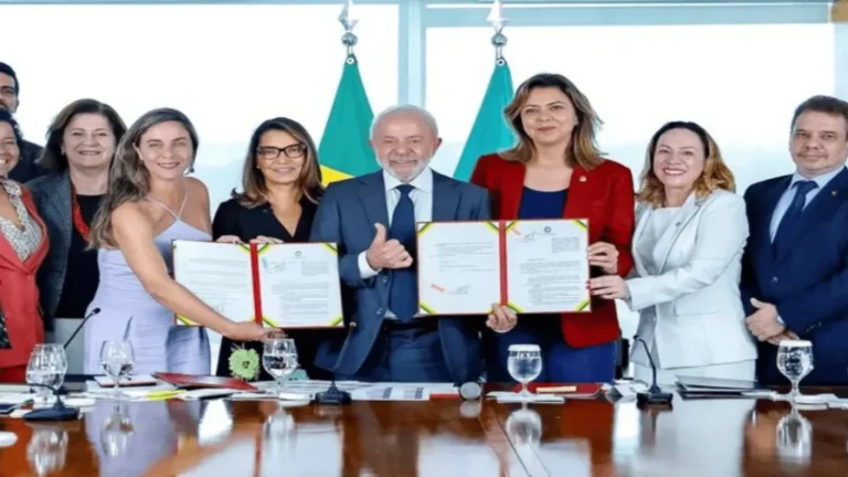 Lula sanciona lei que obriga uso de tornozeleira eletrônica em agressores de mulheres